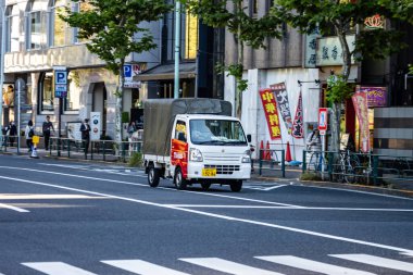 Tokyo, Japonya, 30 Ekim 2023: Şehirden geçen küçük bir teslimat kamyonu