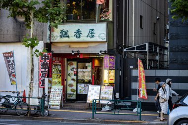 Tokyo, Japonya, 30 Ekim 2023: Tokyo 'da geleneksel Japon restoranı cephesi
