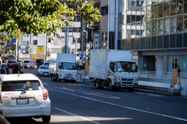 Tokyo, Japonya, 30 Ekim 2023: Yoğun Tokyo caddesinde kamyonlar ve arabalarla trafik