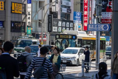 Tokyo, Japonya, 30 Ekim 2023: Tokyo 'da Yayalar ve Trafikle Dolu Sokak Sahnesi