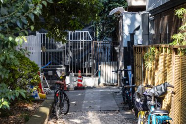 Tokyo, Japonya, 30 Ekim 2023: Tokyo 'da bisiklet ve arka girişleri olan ara sokaklar