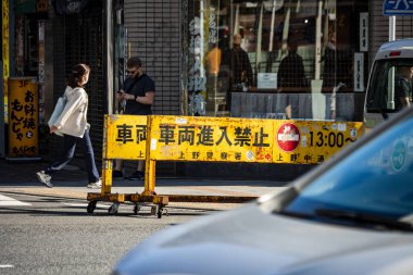 Tokyo, Japonya, 30 Ekim 2023: Tokyo Caddesi 'nde yayalarla inşaat bariyeri