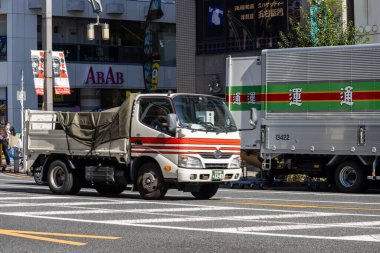 Tokyo, Japonya, 30 Ekim 2023: Tokyo Trafiğinde Dolaşan Büyük Kamyon