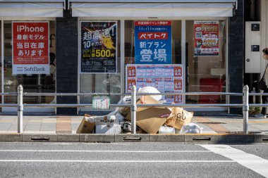 Tokyo, Japonya, 30 Ekim 2023: SoftBank Reklamcılık ile Cep Telefonu Dükkanı