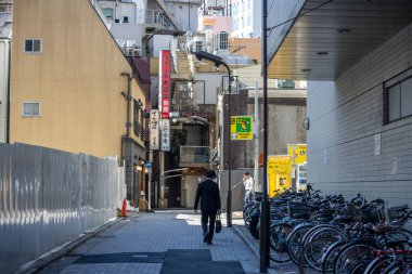 Tokyo, Japonya, 30 Ekim 2023: Tokyo 'da Dar Sokak Bisiklet Otoparkı