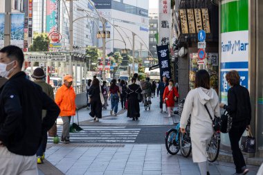 Tokyo, Japonya, 30 Ekim 2023: Tokyo 'da Bir Aile Çarşısının önünden Yürüyen Yayalar