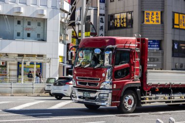 Tokyo, Japonya, 30 Ekim 2023: Tokyo 'da Kırmızı Teslimat Aracı Hareket Ediyor