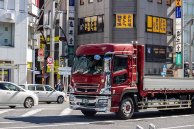 Tokyo, Japonya, 30 Ekim 2023: Tokyo Caddelerinde Dolaşan Kırmızı Teslimat Kamyonu