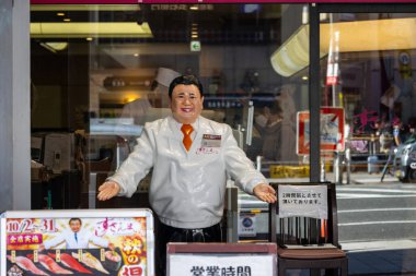 Tokyo, Japonya, 30 Ekim 2023: Tokyo 'daki Restoran Maskotu Müşterileri Karşılıyor
