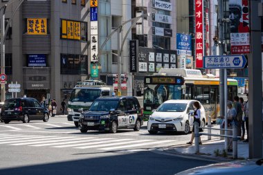 Tokyo, Japonya, 30 Ekim 2023: Tokyo yaya geçidinde şehir trafiği ve yayalar