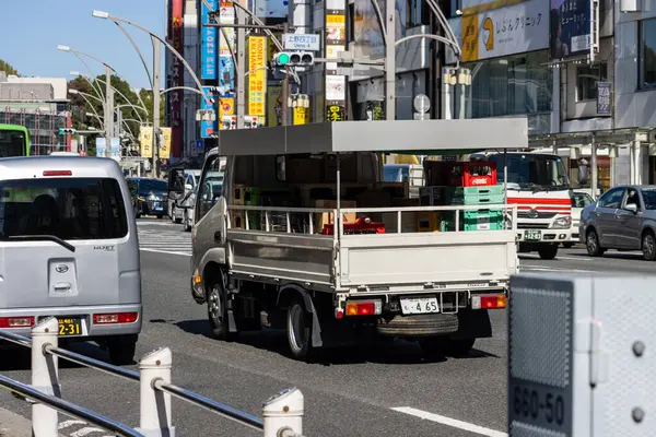 Tokyo, Japonya, 30 Ekim 2023: Yoğun Tokyo Caddesinde Ticari Kamyon