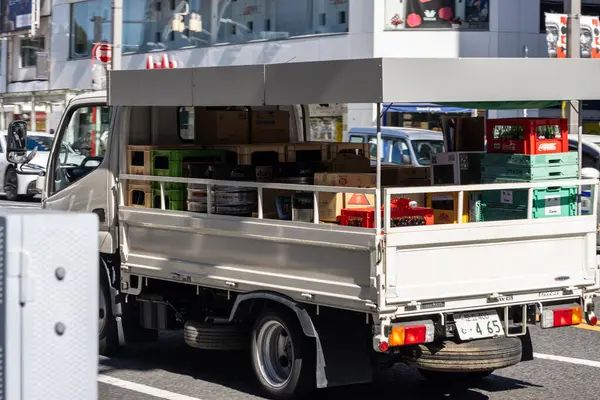 Tokyo, Japonya, 30 Ekim 2023: Tokyo 'da Mallarla Dolu Teslimat Aracı