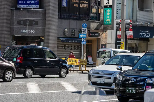 Tokyo, Japonya, 30 Ekim 2023: Tokyo 'da Şehir Trafiği ve Yayaların Etkinliği