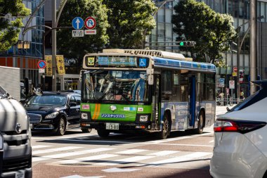 Tokyo, Japonya, 30 Ekim 2023: Tokyo kavşağında şehir otobüsü trafikte