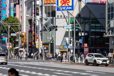 Tokyo, Japonya, 30 Ekim 2023: Tokyo 'nun ticari bölgesinde yoğun kavşak