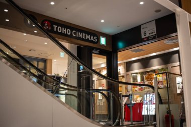 Tokyo, Japonya, 30 Ekim 2023: TOHO CINEMAS 'a açılan yürüyen merdiven