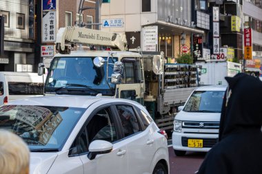 Tokyo, Japonya, 30 Ekim 2023: Tokyo 'nun işlek ticari bölgesinde Maruishi Express kamyonu