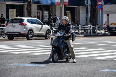 Tokyo, Japonya, 30 Ekim 2023: Tokyo 'da trafik ışıklarında bekleyen motosikletli