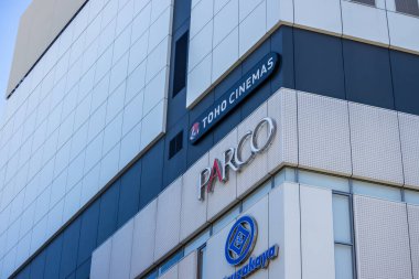 Tokyo, Japonya, 30 Ekim 2023: PARCO ve TOHO CINEMAS harici inşaata ilişkin tabela