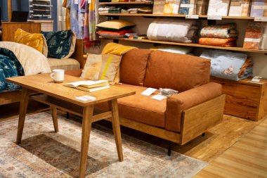 Tokyo, Japonya, 25 Ekim 2023: Kanepe ve ahşap masa ile rahat ev dekorasyonu