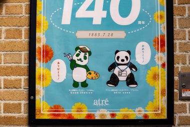 Tokyo, Japonya, 30 Ekim 2023: Panda karakterli yıldönümü reklam posteri