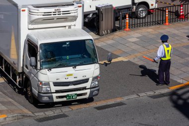 Tokyo, Japonya, 30 Ekim 2023: Şehir caddesinde nakliye kamyonu