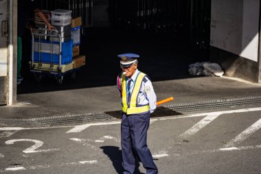 Tokyo, Japonya, 30 Ekim 2023: Şehir yükleme limanında trafik müdürü