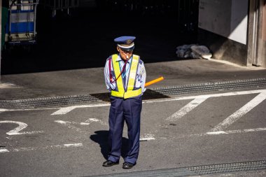 Tokyo, Japonya, 30 Ekim 2023: Şehir köşesinde üniformalı trafik polisi