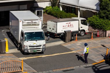 Tokyo, Japonya, 30 Ekim 2023: Şehir merkezinde beyaz dağıtım kamyonu