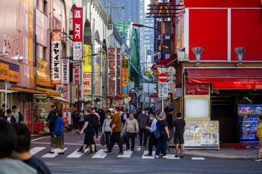 Tokyo, Japonya, 30 Ekim 2023: Akihabara 'da yayalar ve renkli dükkanlarla dolu bir cadde