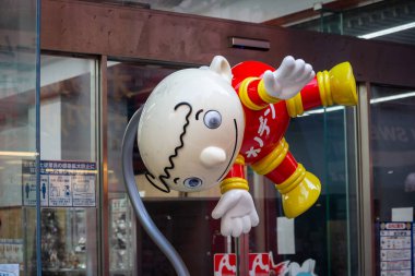Tokyo, Japonya, 30 Ekim 2023: Akihabara 'daki bir mağazanın önünde ikonik karakter heykeli