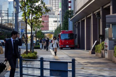 Tokyo, Japonya, 30 Ekim 2023: Tokyo 'da bir itfaiye istasyonunun yanındaki yaya kaldırımı