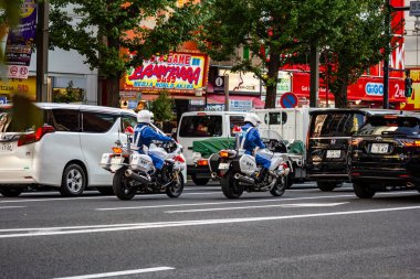 Tokyo, Japonya, 30 Ekim 2023: Akihabara sokaklarında devriye gezen motosikletli polis memurları