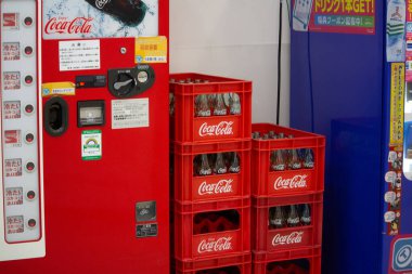 Tokyo, Japonya, 30 Ekim 2023: Akihabara 'da satış makineleri ve Coca-Cola ürün sergisi