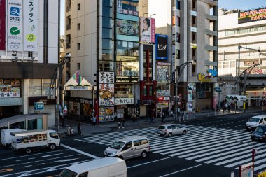 Tokyo, Japonya, 30 Ekim 2023: Tokyo 'nun alışveriş bölgesinde yoğun kavşak