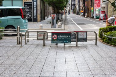 Tokyo, Japonya, 30 Ekim 2023: Tokyo 'da halka açık kaldırımda sigara içilmez tabelası