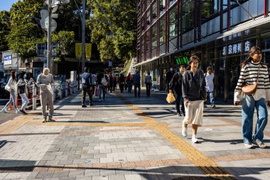 Tokyo, Japonya, 30 Ekim 2023: Yayalar Ueno istasyonu yakınlarındaki yoğun bir kavşaktan geçtiler