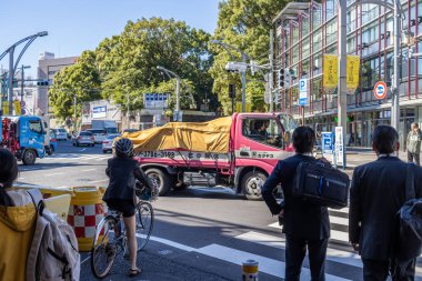 Tokyo, Japonya, 30 Ekim 2023: Şehir kavşağında bir inşaat kamyonu ile sokak manzarası