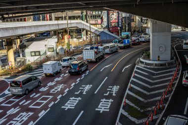 Tokyo, Japonya, 30 Ekim 2023: Tokyo kentsel alanında çevre yolu altında trafik