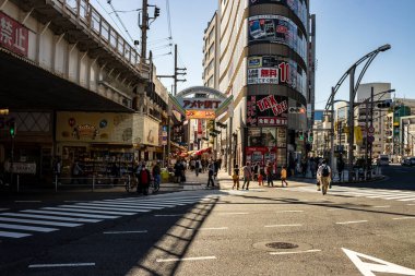Tokyo, Japonya, 30 Ekim 2023: Vibrant caddesi Ameya-Yokocho pazarının dışı