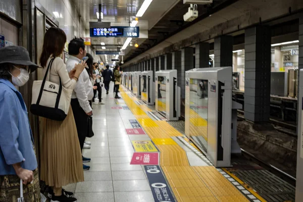 Tokyo, Japonya, 30 Ekim 2023: Tokyo 'da bir metro istasyonunda bekleyenler