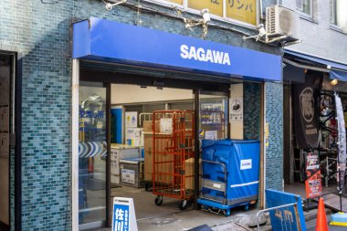 Tokyo, Japonya, 30 Ekim 2023: Paketlerle birlikte Sagawa dağıtım servisinin ön görüntüsü