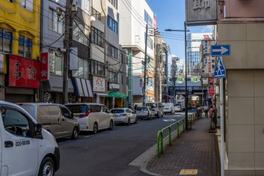 Tokyo, Japonya, 30 Ekim 2023: Yoğun bir şehir caddesinde trafik ve yayalar