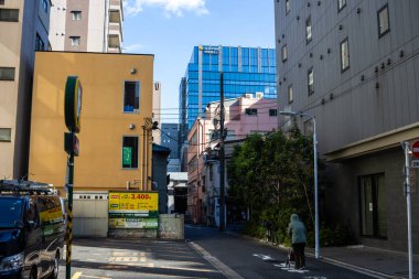 Tokyo, Japonya, 30 Ekim 2023: Tokyo 'da yayalı ve renkli binalarla dolu ara sokaklar