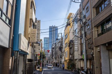Tokyo, Japonya, 30 Ekim 2023: Tokyo 'da geleneksel tabela ve açık mavi gökyüzü ile dolu bir cadde
