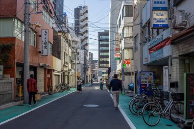 Tokyo, Japonya, 30 Ekim 2023: Tokyo 'da yayalar ve bisikletlerle şehir sokak sahnesi