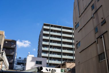 Tokyo, Japonya, 30 Ekim 2023: Tokyo şehir manzarasında modern mimari ve mavi gökyüzü