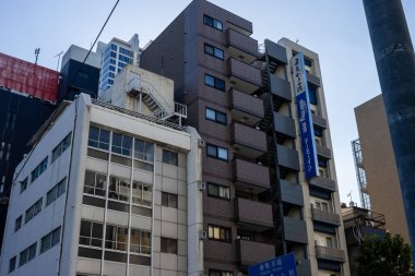 Tokyo, Japonya, 30 Ekim 2023: Konut binaları arasındaki dar şehir yolu