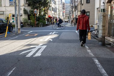 Tokyo, Japonya, 30 Ekim 2023: Tokyo 'da işaretli bir sokakta yürüyen yayalar