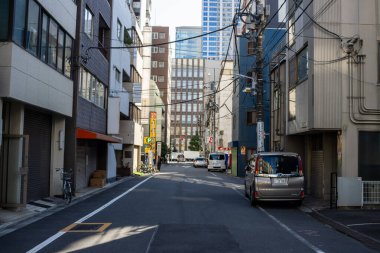 Tokyo, Japonya, 30 Ekim 2023: Park halindeki arabalarla sokak manzarası ve Tokyo 'daki elektrik hatları